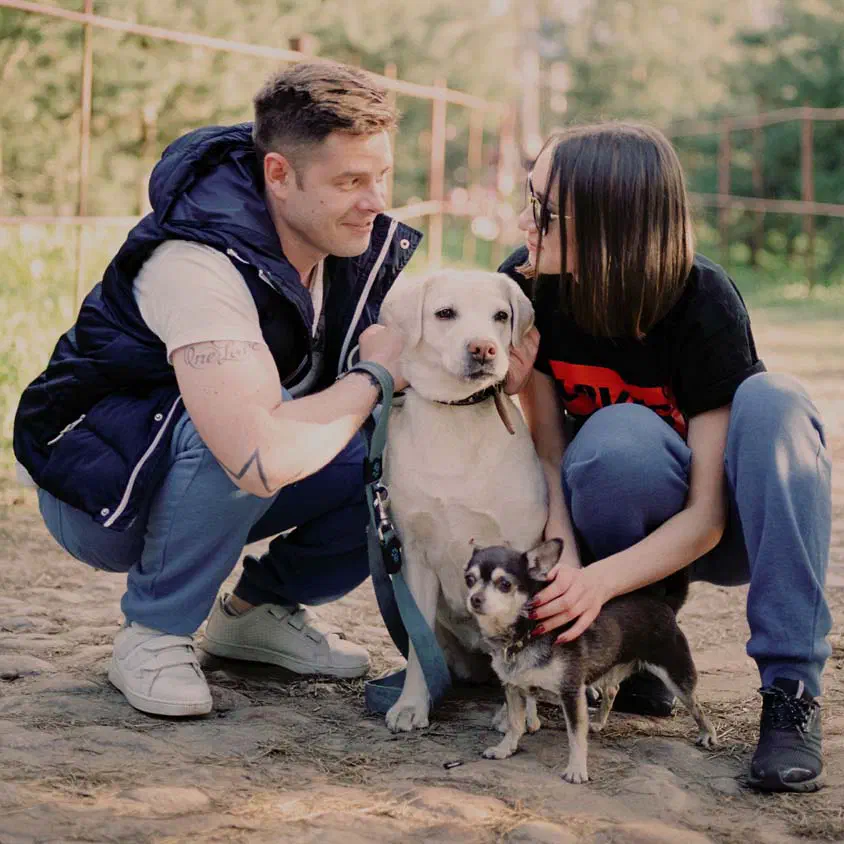 Familia compartiendo con sus mascotas